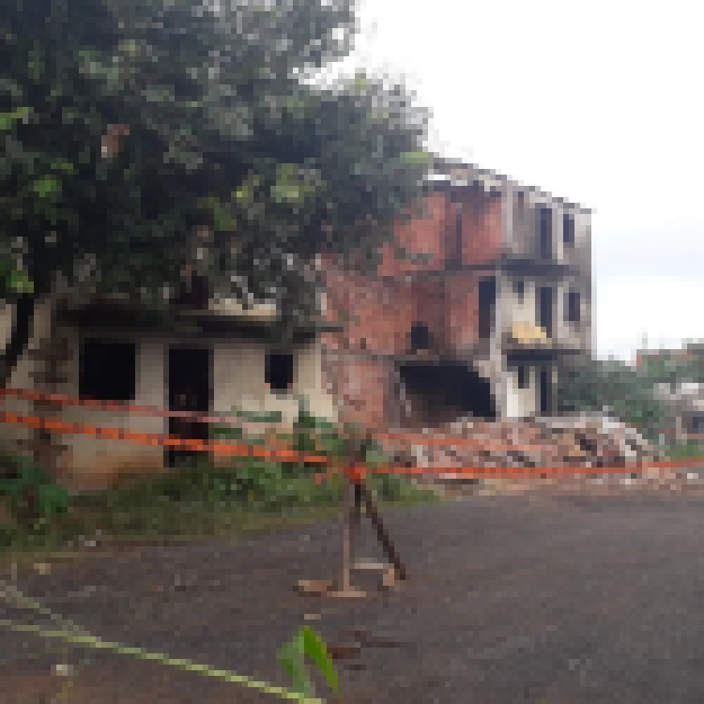 Parte de prÃ©dio inacabado e abandonado desaba em Sorocaba