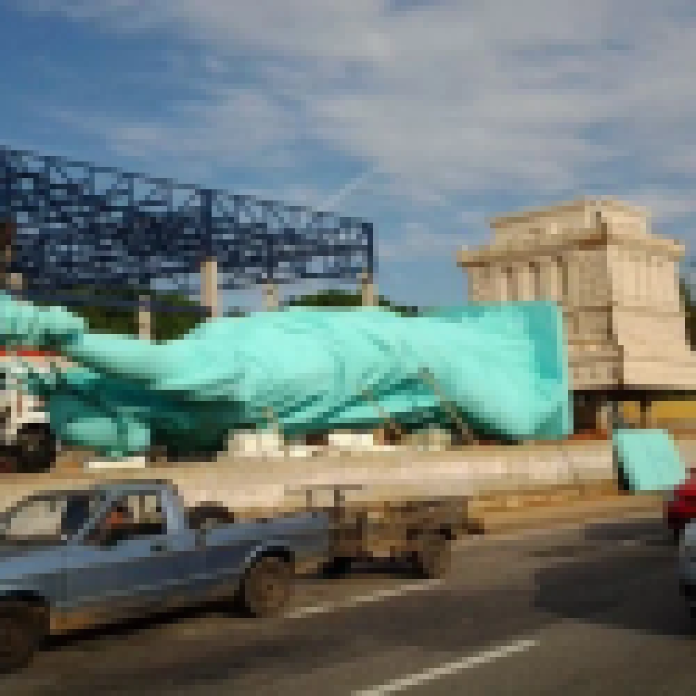 RÃ©plica da EstÃ¡tua da Liberdade chama a atenÃ§Ã£o na Zona Norte