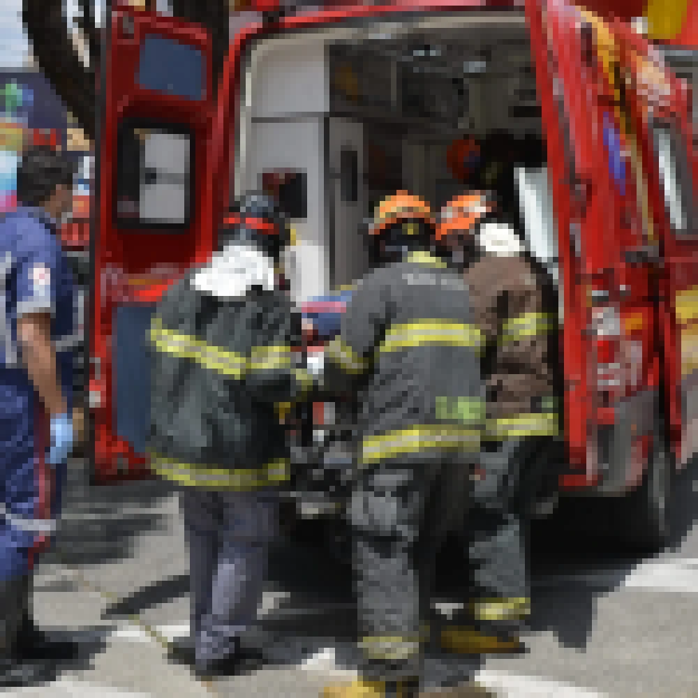 Carro capota apÃ³s forte colisÃ£o em Sorocaba