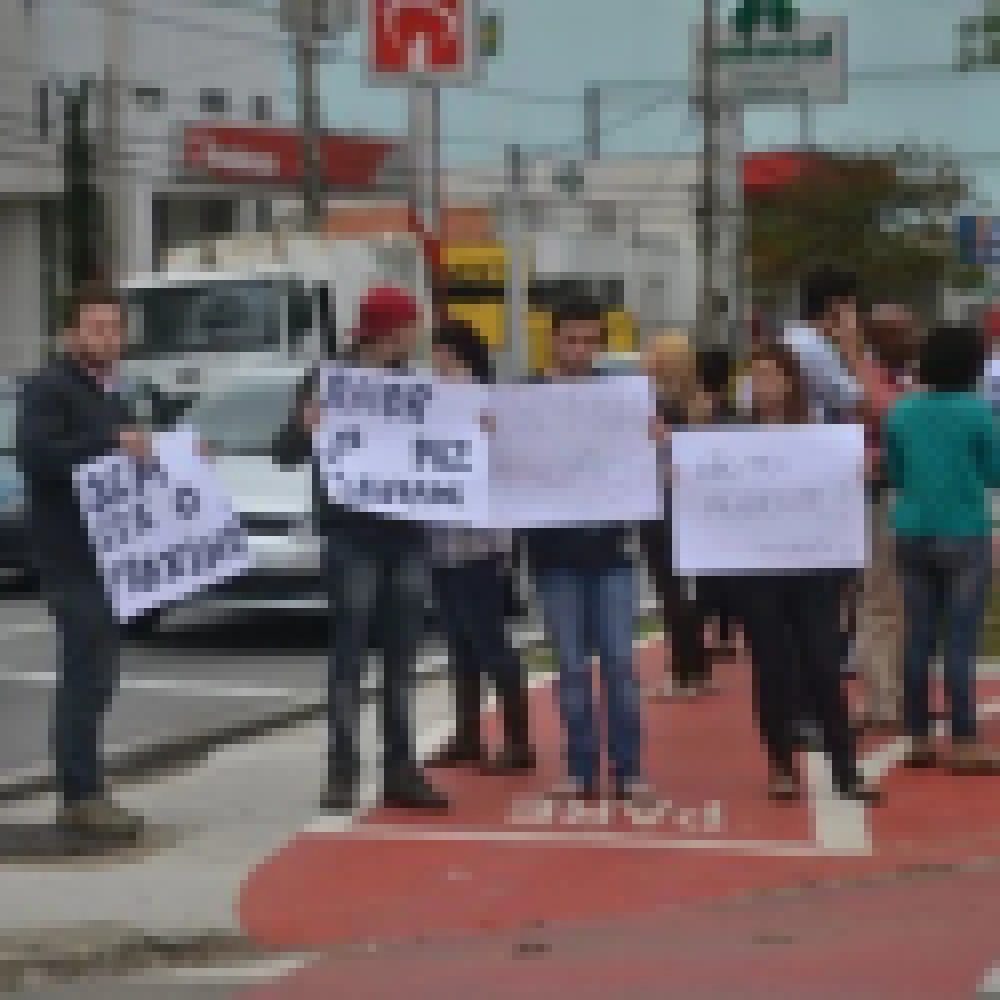 Parentes e Amigos fazem manifestaÃ§Ã£o para pedir justiÃ§a pela morte de mÃºsico