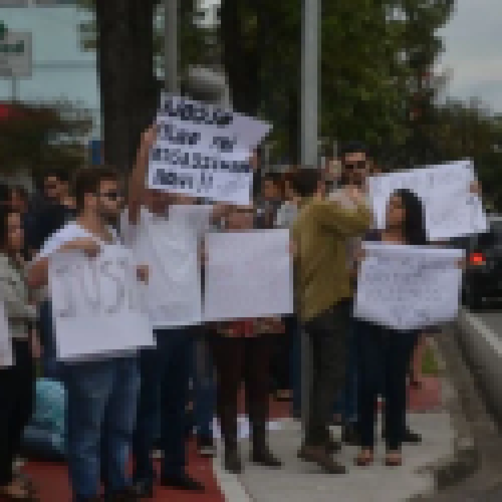 Parentes e Amigos fazem manifestaÃ§Ã£o para pedir justiÃ§a pela morte de mÃºsico