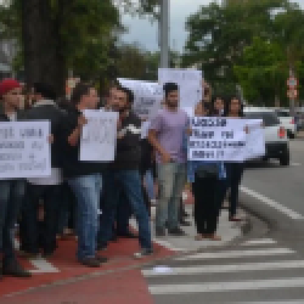 Parentes e Amigos fazem manifestaÃ§Ã£o para pedir justiÃ§a pela morte de mÃºsico