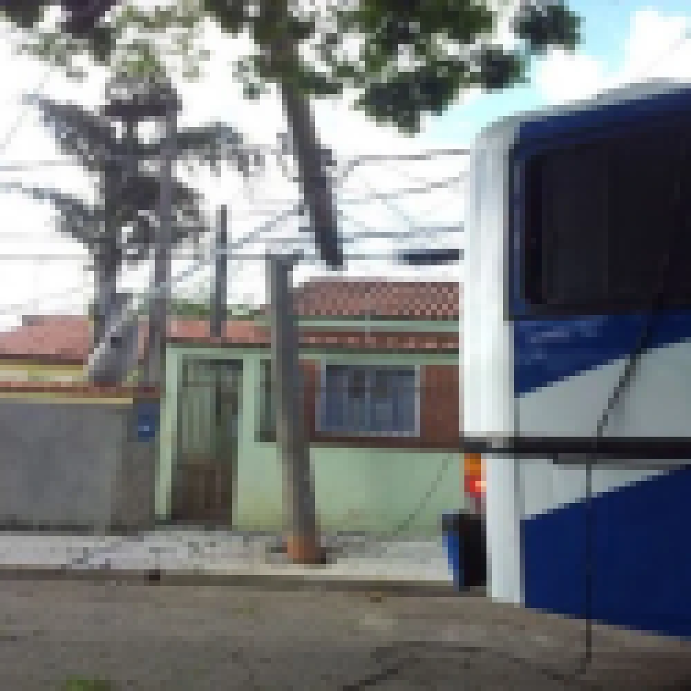 Ã”nibus em manutenÃ§Ã£o perde o freio e atinge poste na Zona Norte