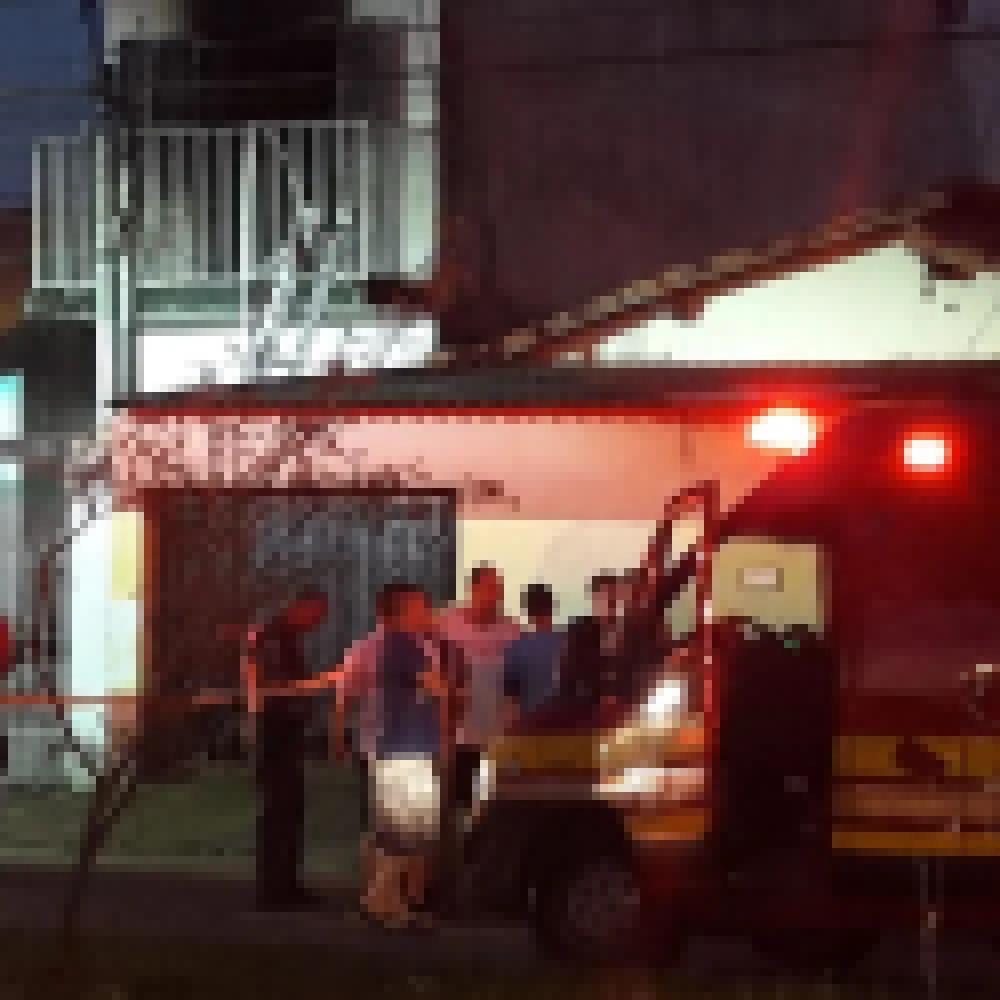 Duas pessoas morrem em incÃªndio na Avenida Arthur Bernardes