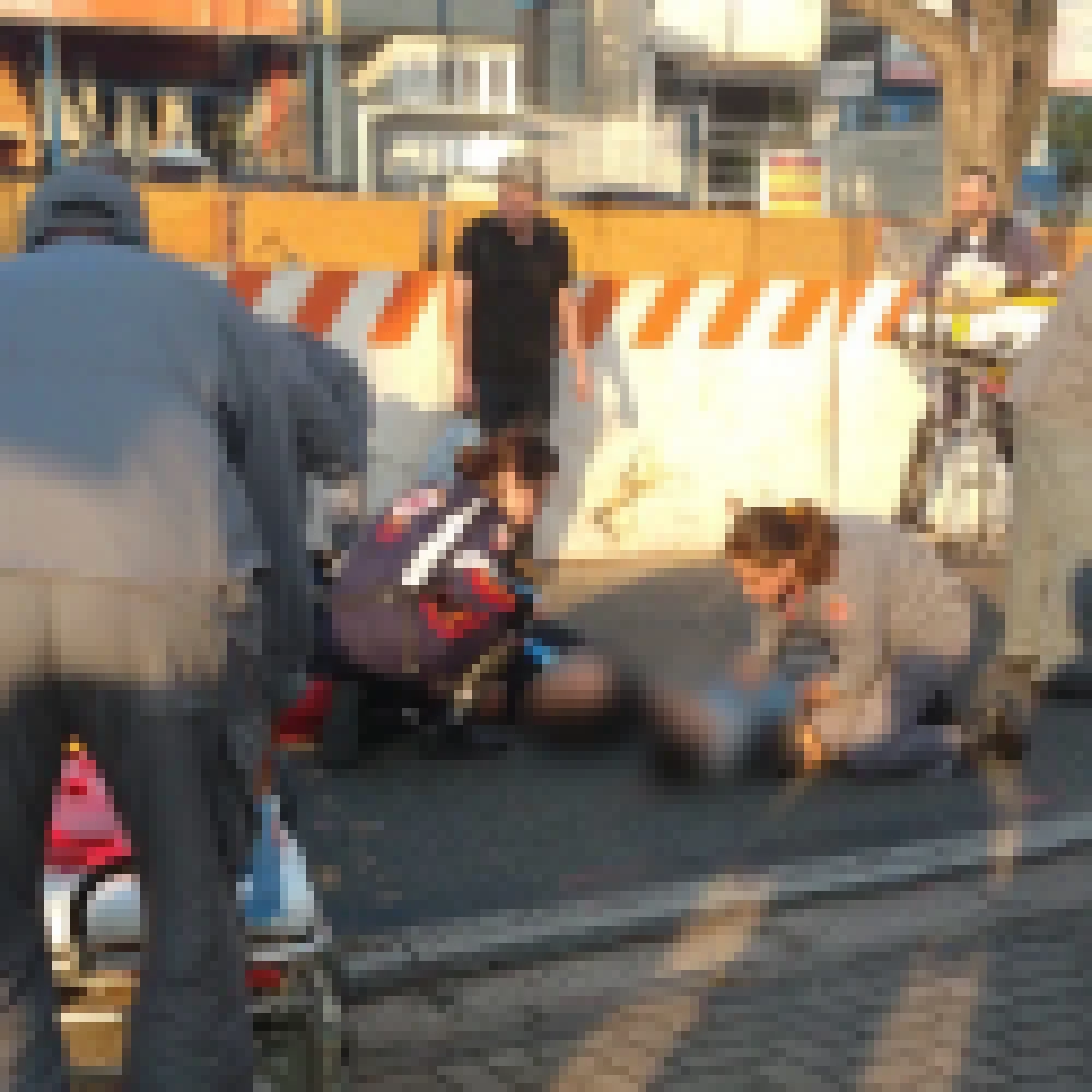 Mulher e duas crianÃ§as sÃ£o atropeladas por motociclista na avenida Itavuvu
