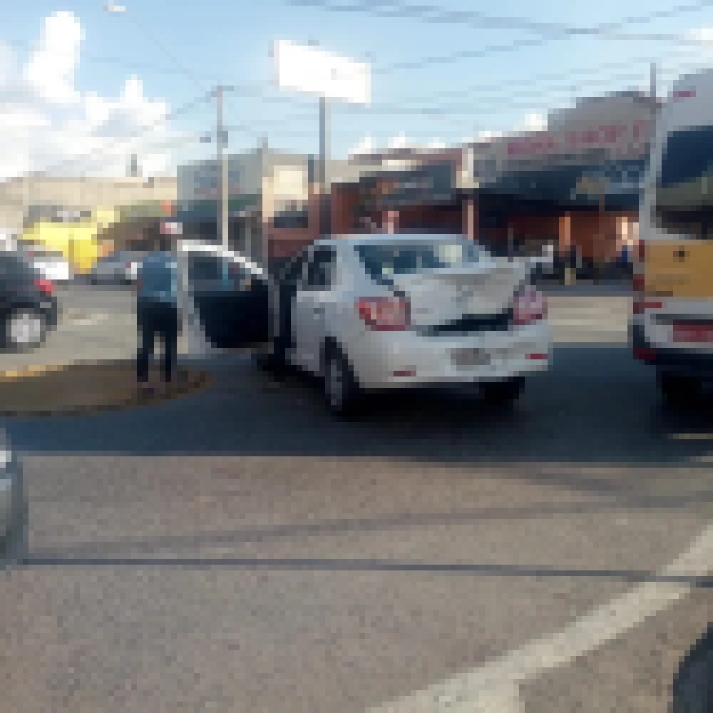 Motorista se envolve em acidente na avenida Edward Fru Fru Marciano da Silva e foge em seguida