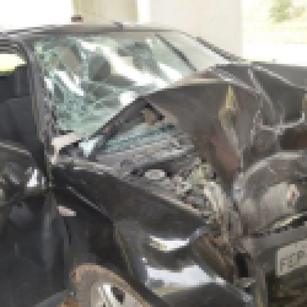 Executivo fica ferido apÃ³s bater carro contra viaduto na Castelinho