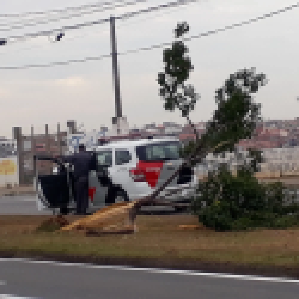 Motorista perde o controle e capota veÃ­culo na Avenida Itavuvu