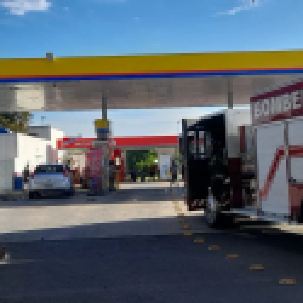 Carro explode ao abastecer GNV em Posto de combustÃ­veis no Santa RosÃ¡lia