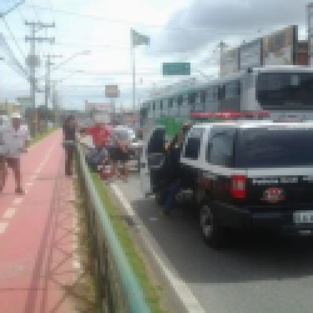 Acidente complica trÃ¢nsito na Avenida Itavuvu