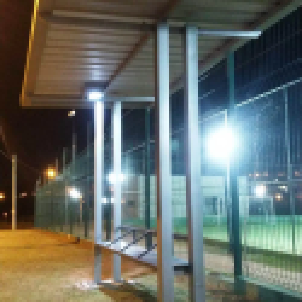 Urbes adota novo modelo de abrigo de Ã´nibus equipado com painel solar