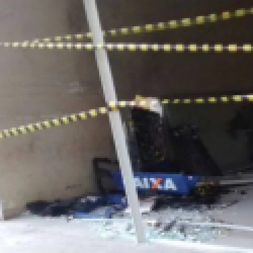 Bandidos explodem caixas eletrÃ´nicos do Lopes supermercados da Avenida Ipanema