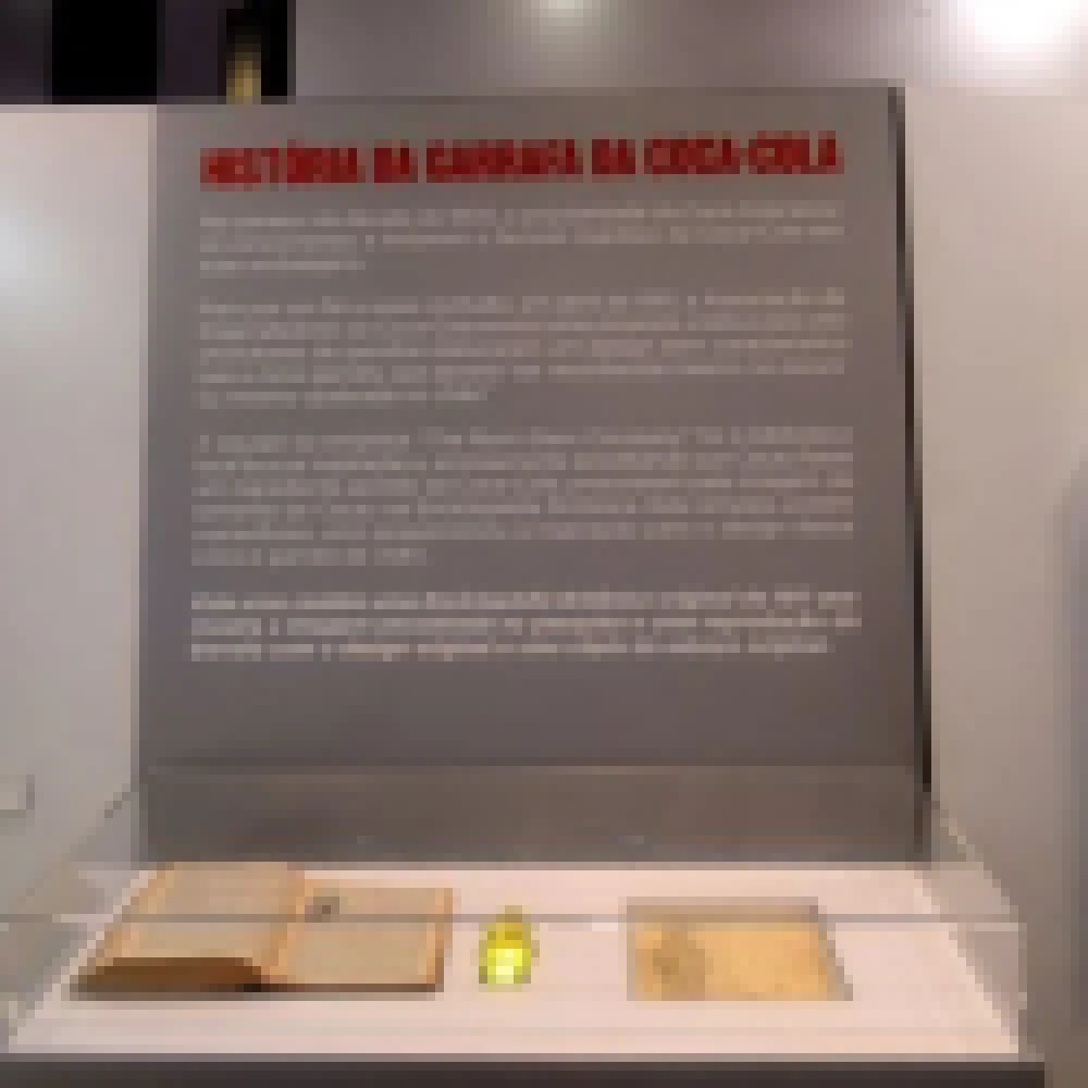 ExposiÃ§Ã£o sobre o centenÃ¡rio da garrafa da Coca-Cola segue atÃ© domingo