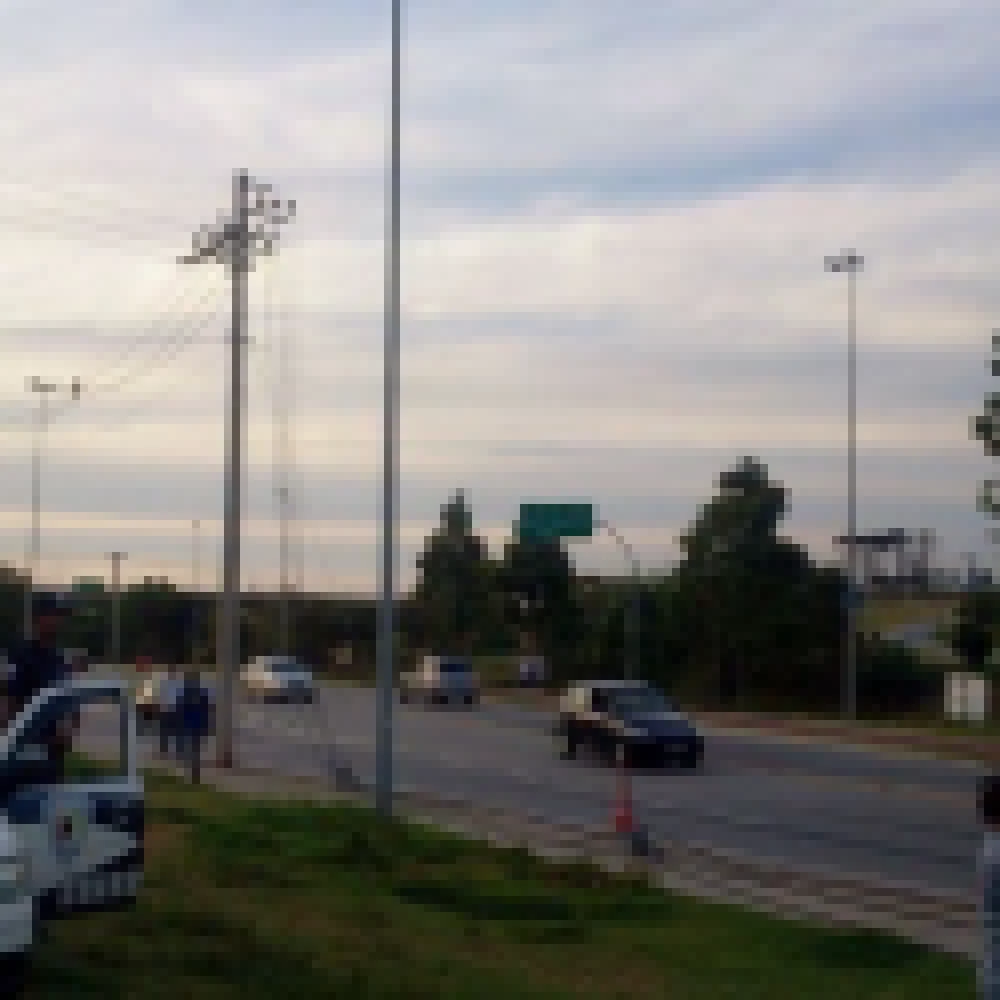 CaminhÃ£o de Concreto tomba e derruba poste prÃ³ximo ao Parque das Ã�guas
