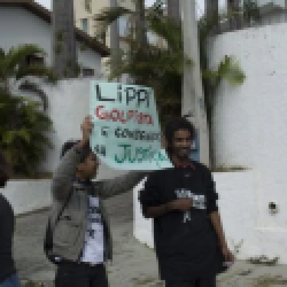 Grupo manifesta em frente ao escritÃ³rio de Vitor Lippi