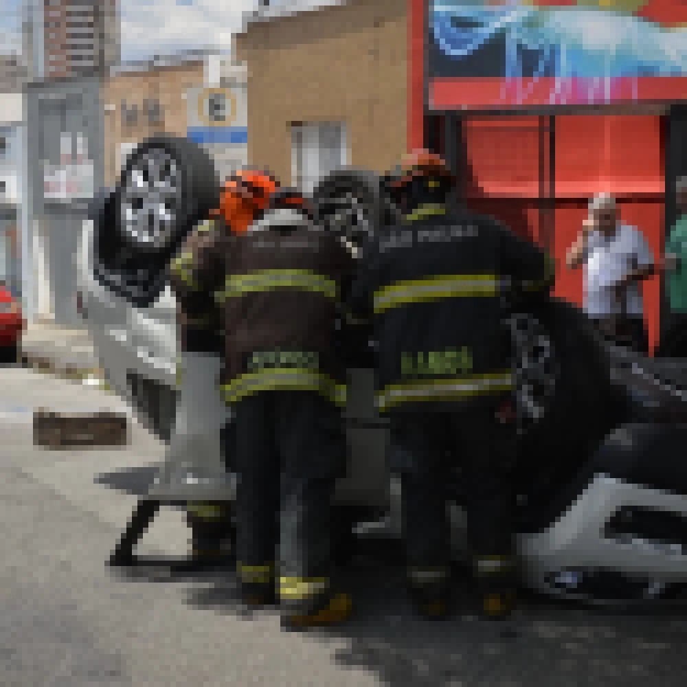Carro capota apÃ³s forte colisÃ£o em Sorocaba