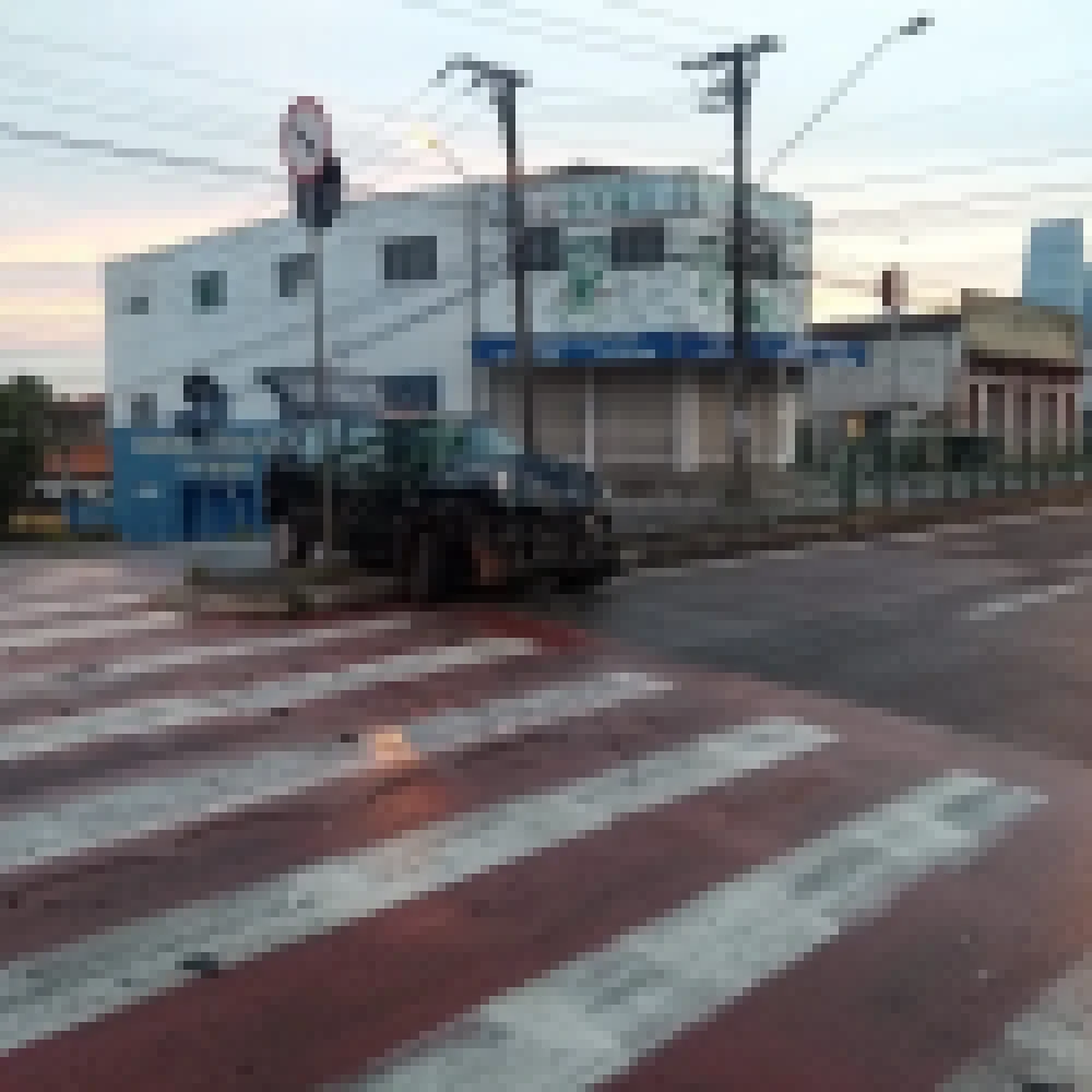 ApÃ³s batida, motorista abandona veÃ­culo na Avenida SÃ£o Paulo