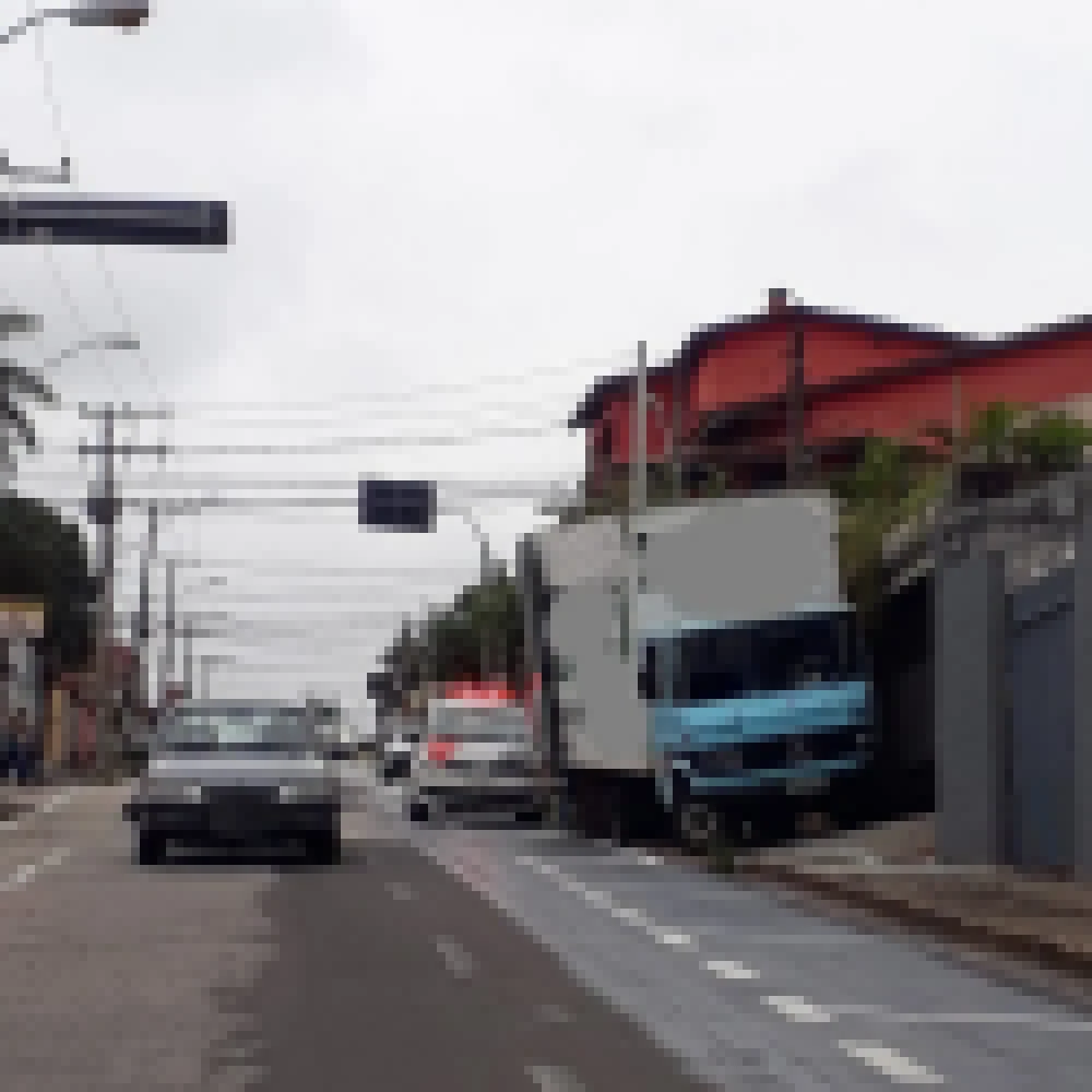 CaminhÃ£o perde o freio e bate em muro de residÃªncia na rua Paes de Linhares