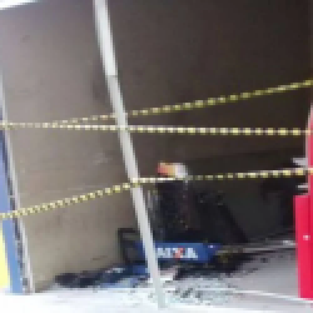 Bandidos explodem caixas eletrÃ´nicos do Lopes supermercados da Avenida Ipanema