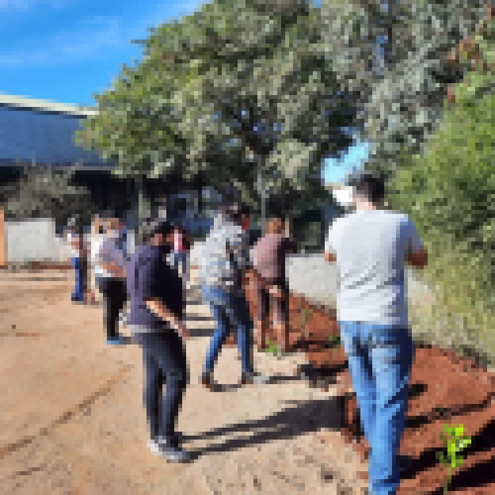 AÃ§Ã£o conjunta entre Prefeitura e equipe escolar transforma terreno baldio em estacionamento para o CEI-79