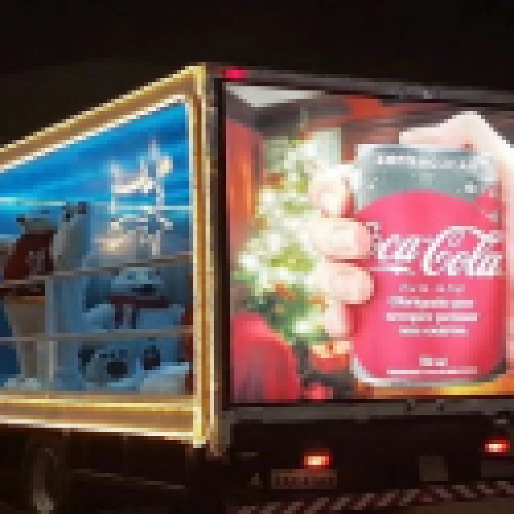 Caravana de Natal da Coca-Cola percorre a Avenida Ipanema nesta quinta-feira