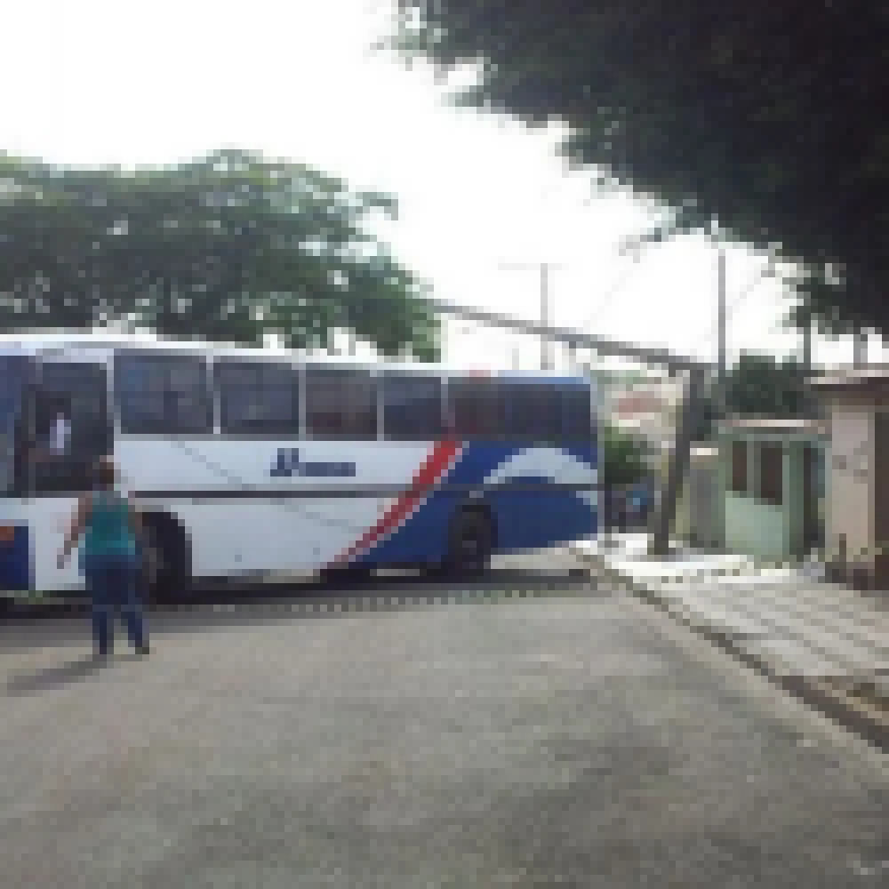 Ã”nibus em manutenÃ§Ã£o perde o freio e atinge poste na Zona Norte