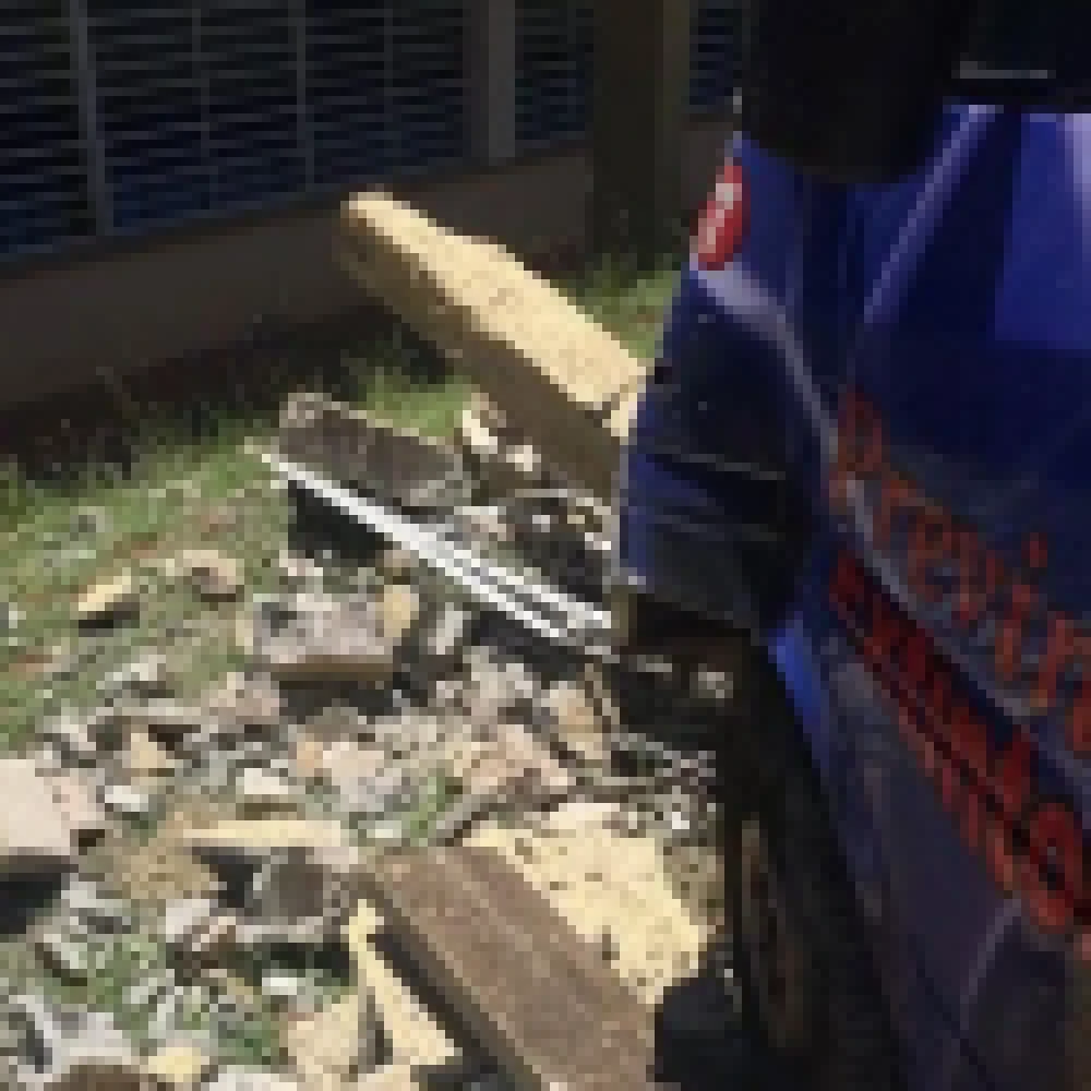 Carro derruba muro de escola no Recreio dos Sorocabanos