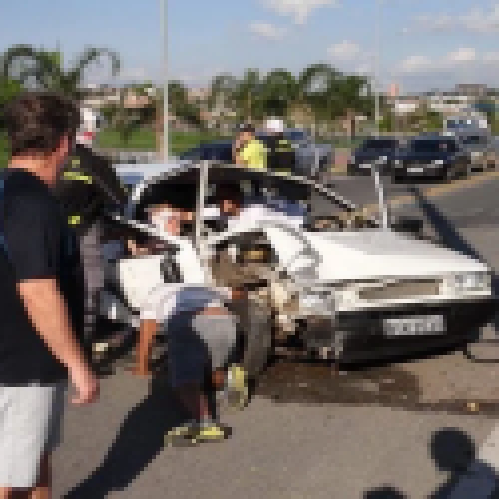 Grave acidente no Parque das Ã�guas, deixa vÃ­tima presa Ã s ferragens.