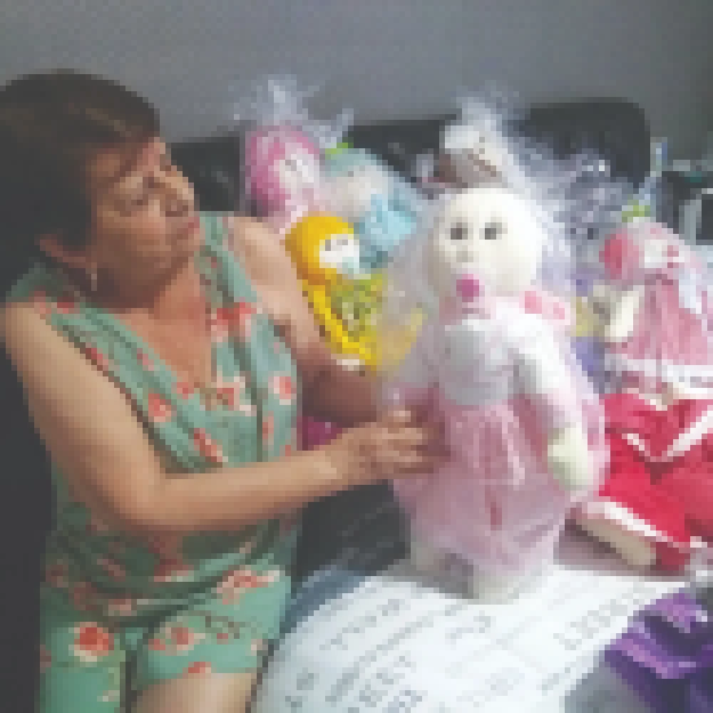 Costurando bonecas e sonhos: VÃ³ Adirce e a dedicaÃ§Ã£o em fazer crianÃ§as mais felizes