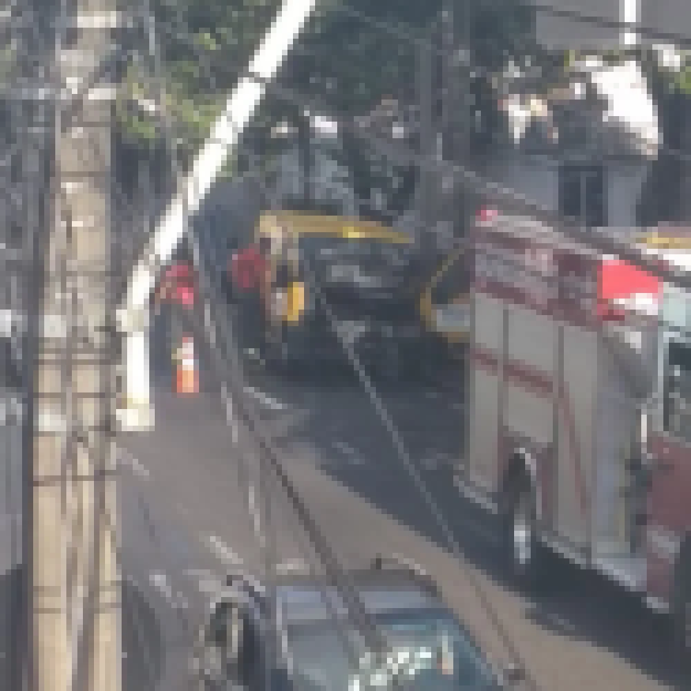Carro do Sedex pega fogo na rua Comendador Hermelino Matarazzo e deixa o trÃ¢nsito lento