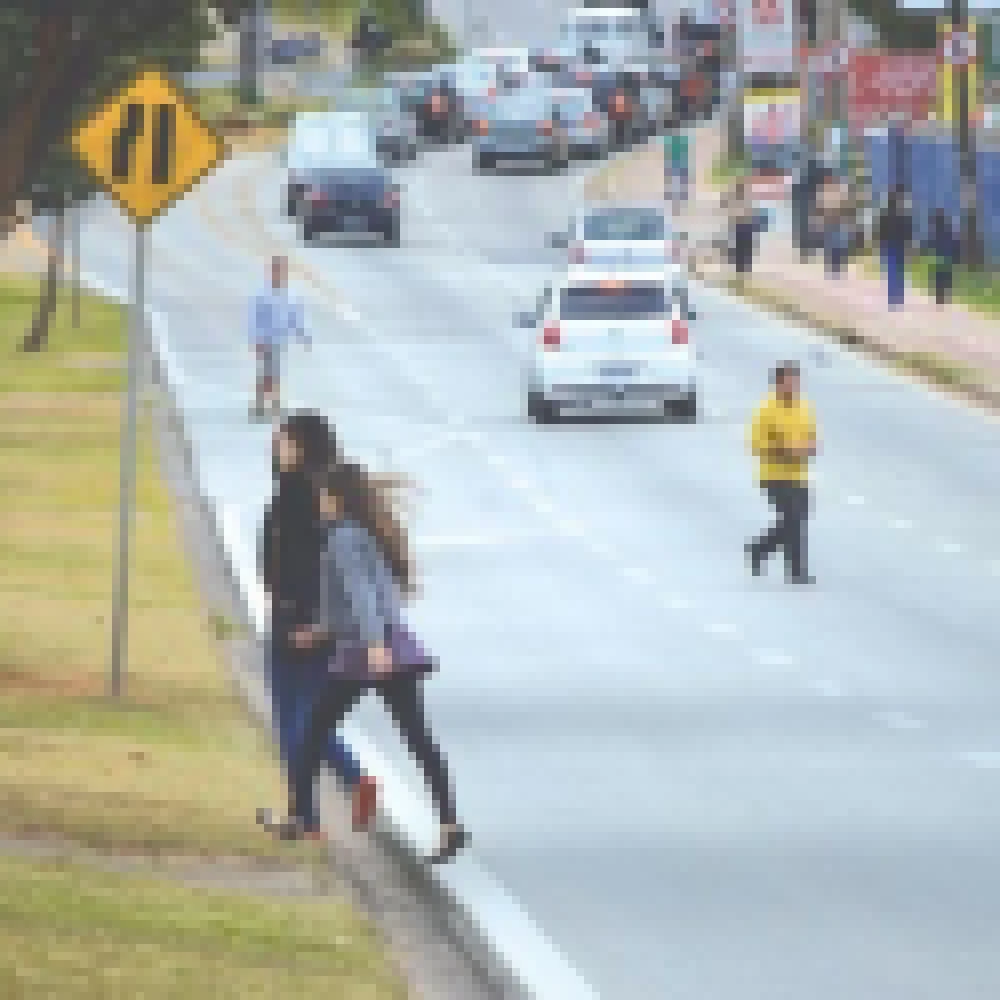 Atravessar pontos das avenidas Ipanema e Itavuvu vira desafio para pedestres