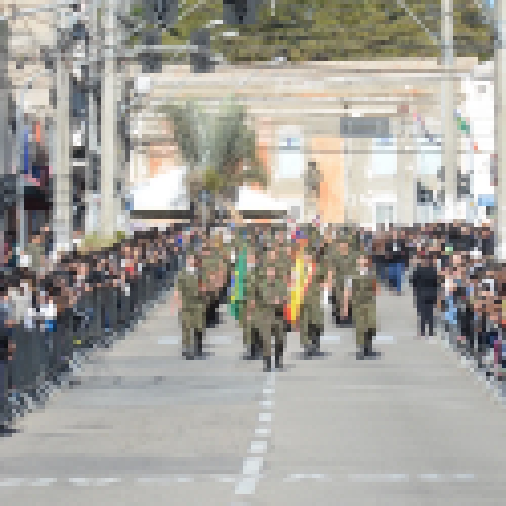 Desfile cÃ­vico Ã© acompanhado por cerca de 4 mil pessoas