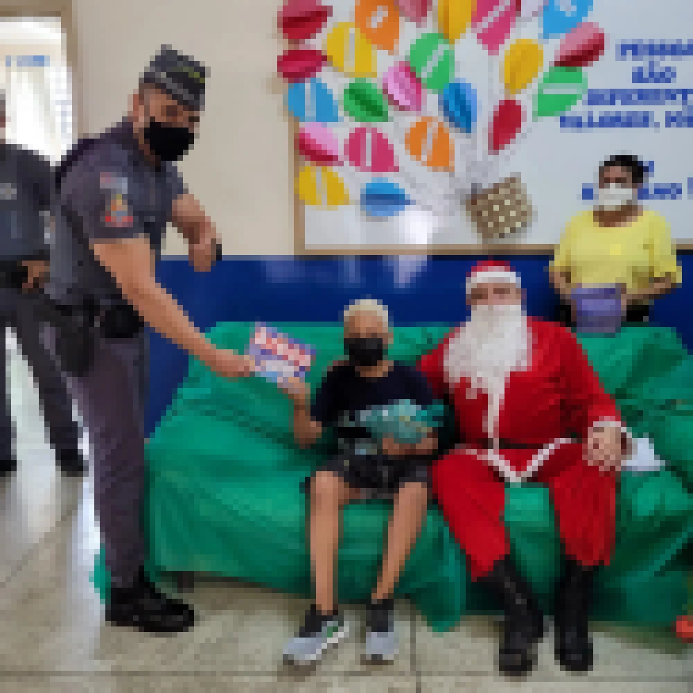 PolÃ­cia Militar faz entrega de brinquedos em AraÃ§oiaba da Serra