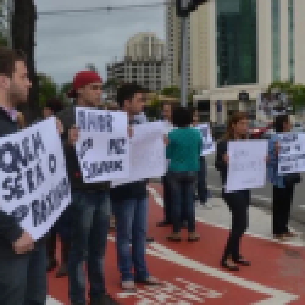 Parentes e Amigos fazem manifestaÃ§Ã£o para pedir justiÃ§a pela morte de mÃºsico