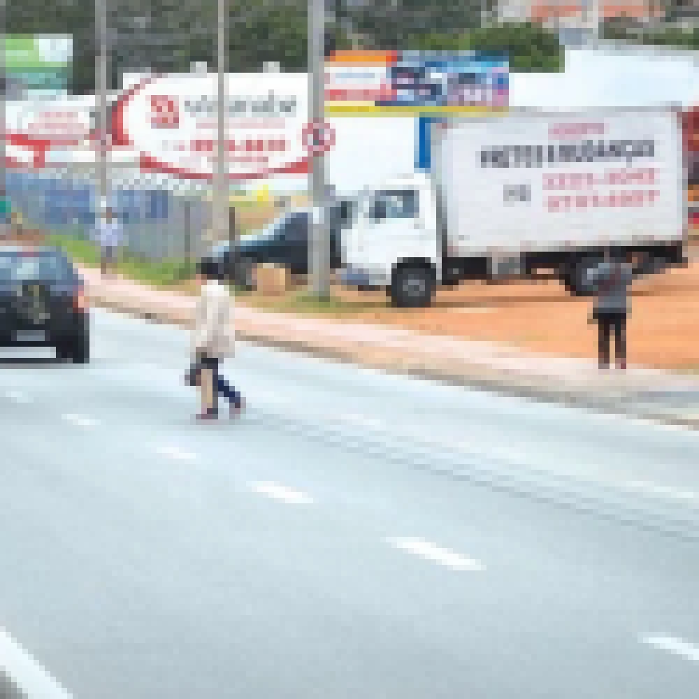 Atravessar pontos das avenidas Ipanema e Itavuvu vira desafio para pedestres