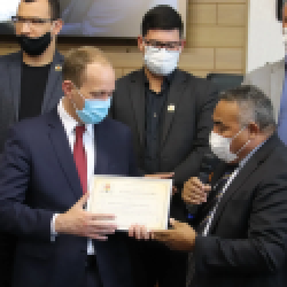 Prefeito Rodrigo Manga Ã© homenageado na CÃ¢mara Municipal por sua participaÃ§Ã£o e histÃ³ria de vida relatada no livro â€œProva de Amorâ€�