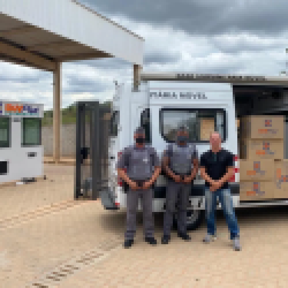 PolÃ­cia Militar faz entrega de brinquedos em AraÃ§oiaba da Serra