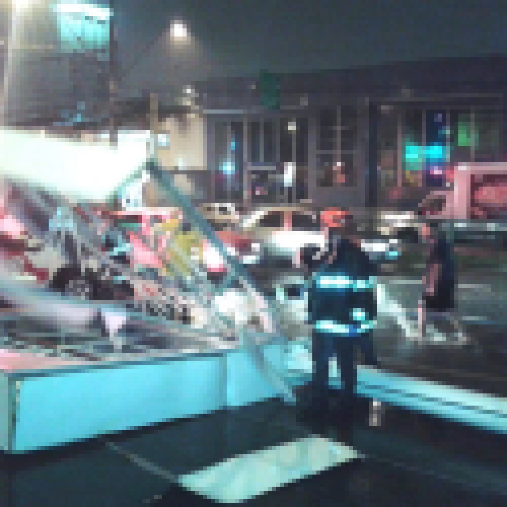 Totem de loja de pneus cai sobre carro na avenida Itavuvu durante temporal; Ocupantes do automÃ³vel saÃ­ram ilesos