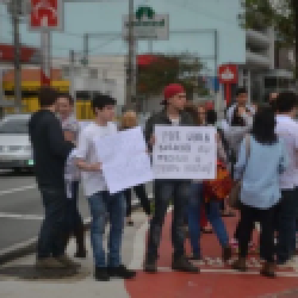 Parentes e Amigos fazem manifestaÃ§Ã£o para pedir justiÃ§a pela morte de mÃºsico