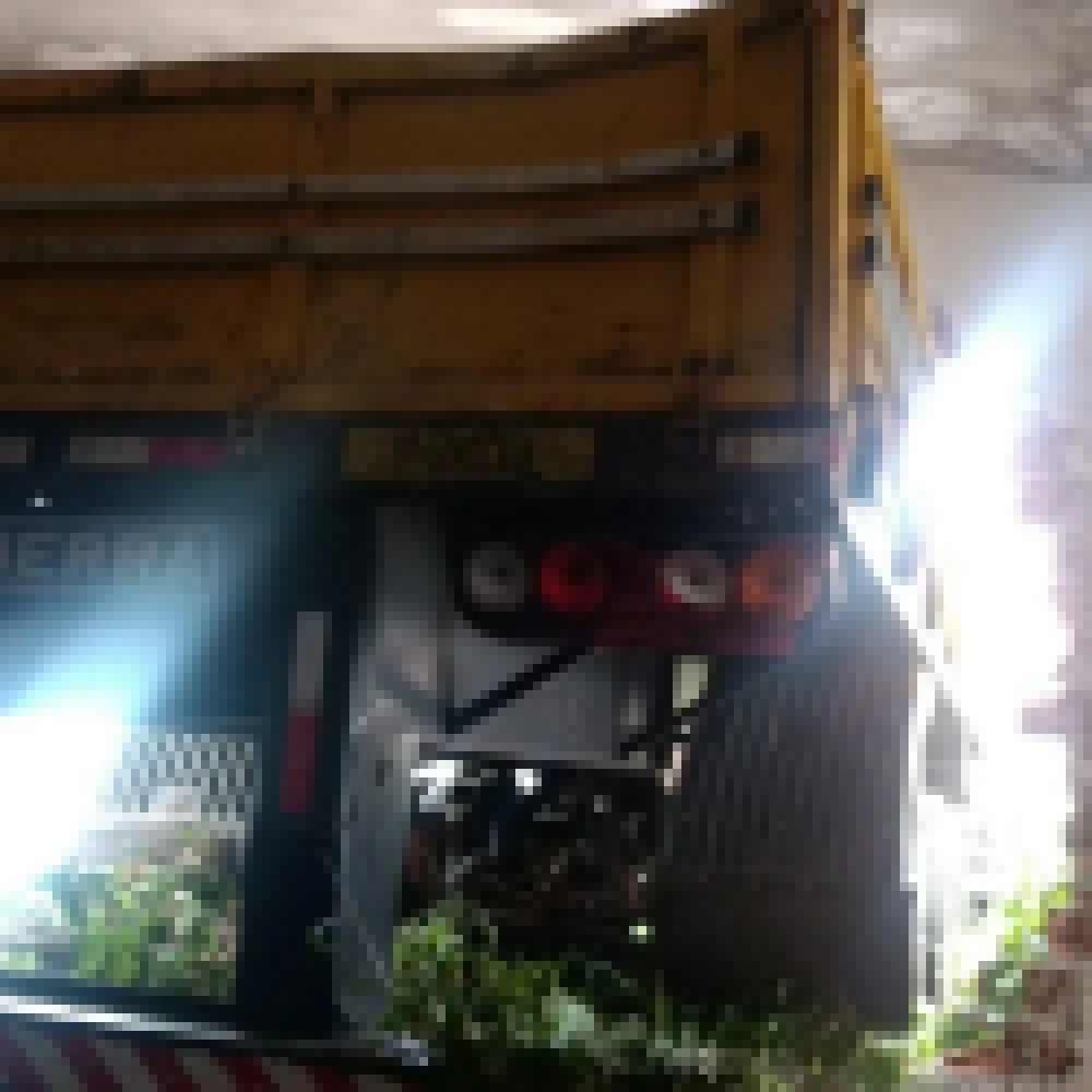 CaminhÃ£o perde o freio e destrÃ³i parede de oficina no Jardim Pacaembu