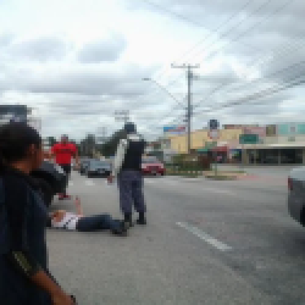 Carro freia bruscamente e motociclista cai no meio da Avenida Itavuvu