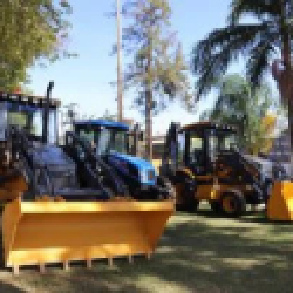 Frota da Prefeitura de Sorocaba conta com novo trator e duas retroescavadeiras