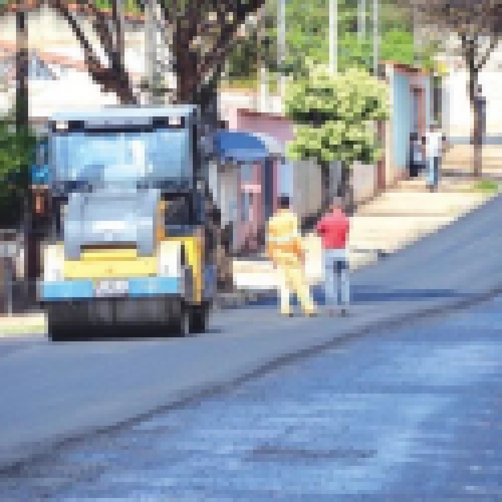 Prefeitura faz recapeamento da principal via na Vila Helena