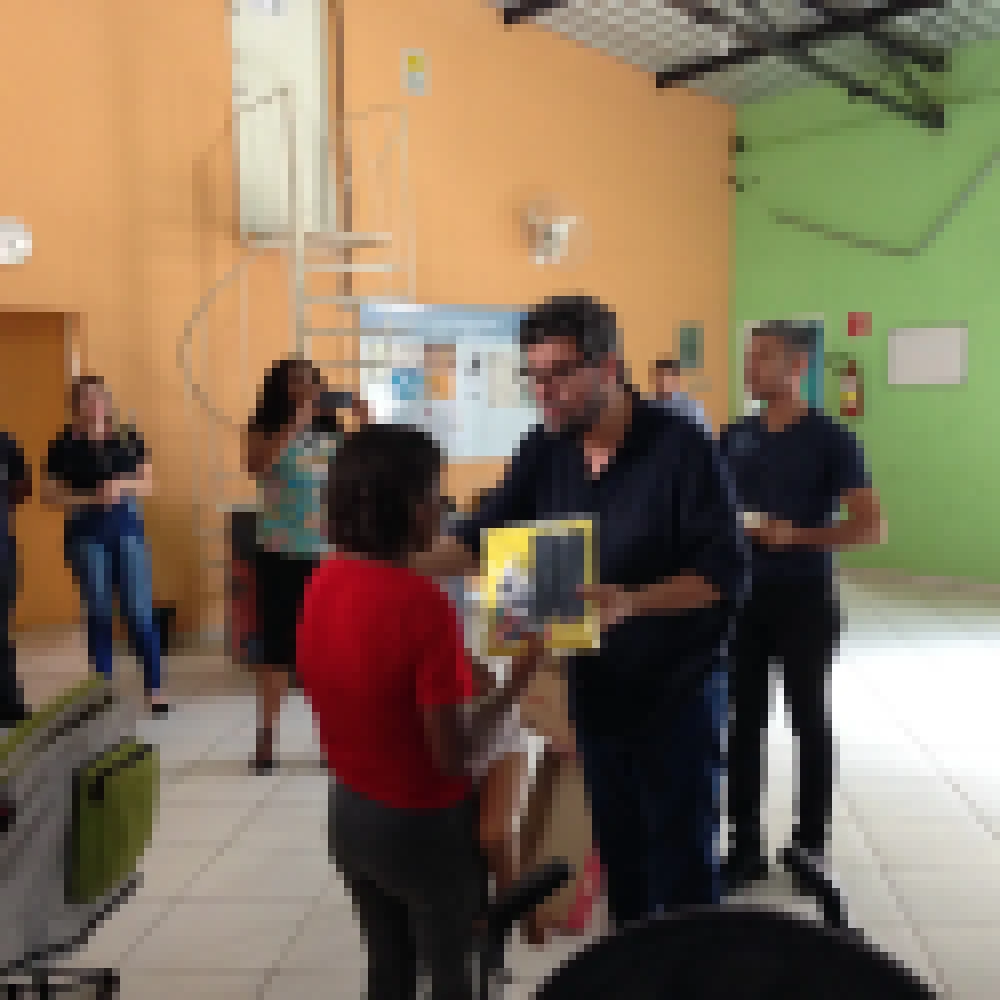 SecretÃ¡rio da EducaÃ§Ã£o entrega pessoalmente kits escolares no Jardim Ipiranga