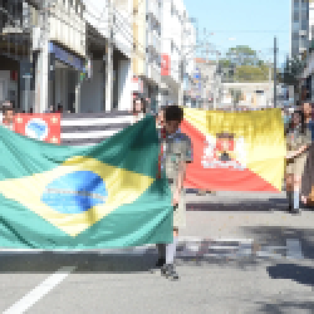 Desfile cÃ­vico Ã© acompanhado por cerca de 4 mil pessoas