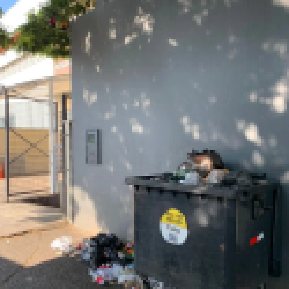 Comerciante reclama da falta de ContÃªineres na Avenida Itavuvu