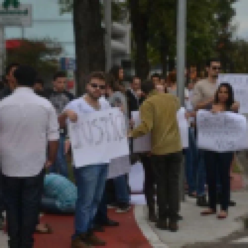 Parentes e Amigos fazem manifestaÃ§Ã£o para pedir justiÃ§a pela morte de mÃºsico