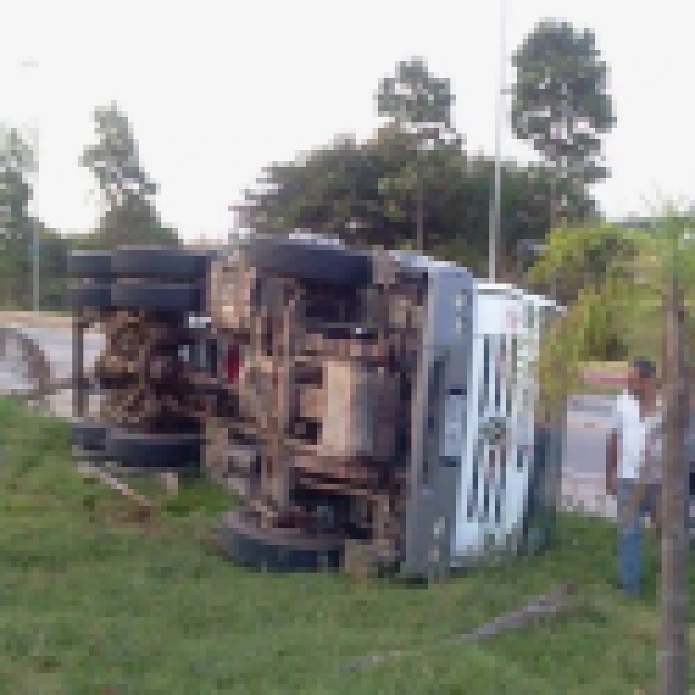 CaminhÃ£o de Concreto tomba e derruba poste prÃ³ximo ao Parque das Ã�guas