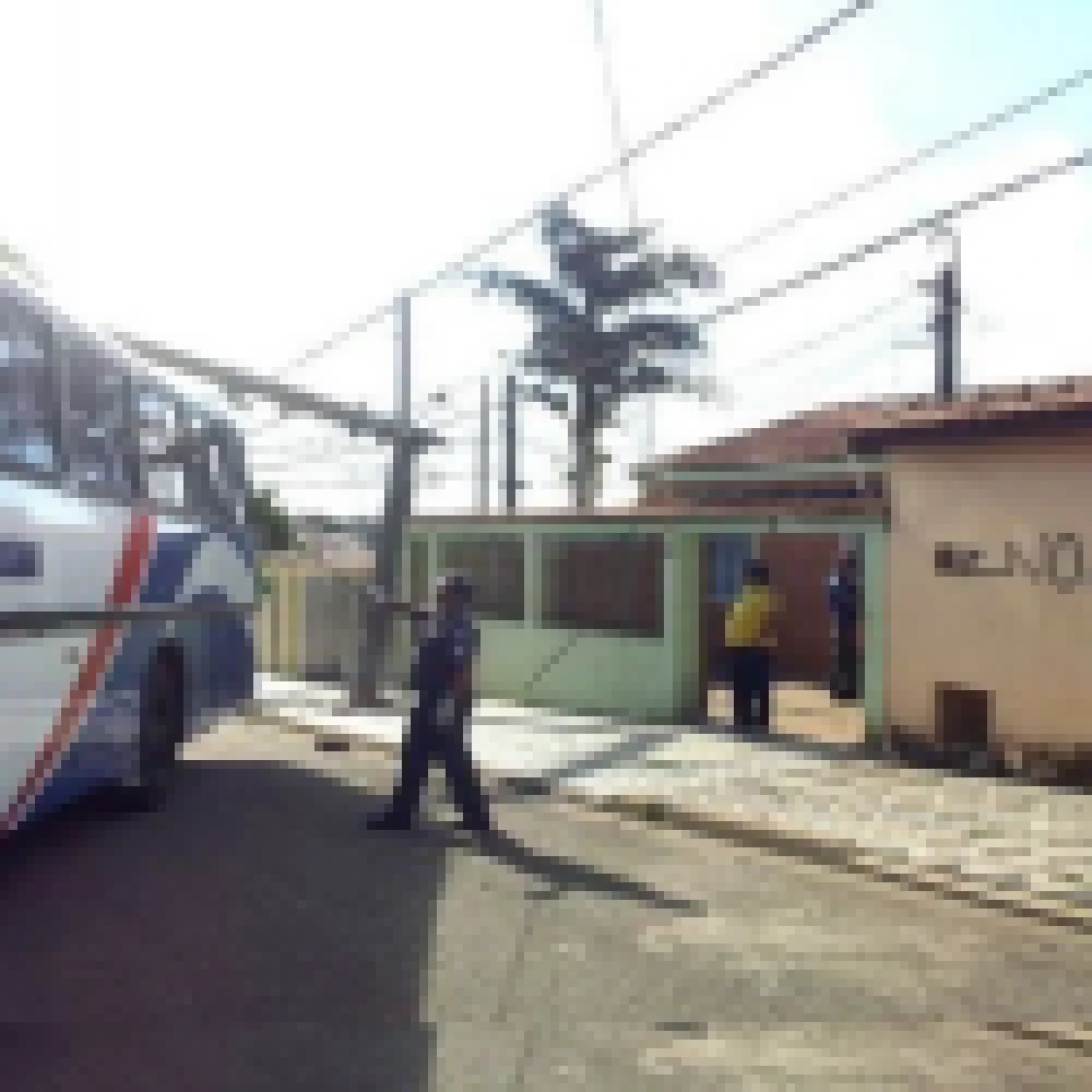 Ã”nibus em manutenÃ§Ã£o perde o freio e atinge poste na Zona Norte