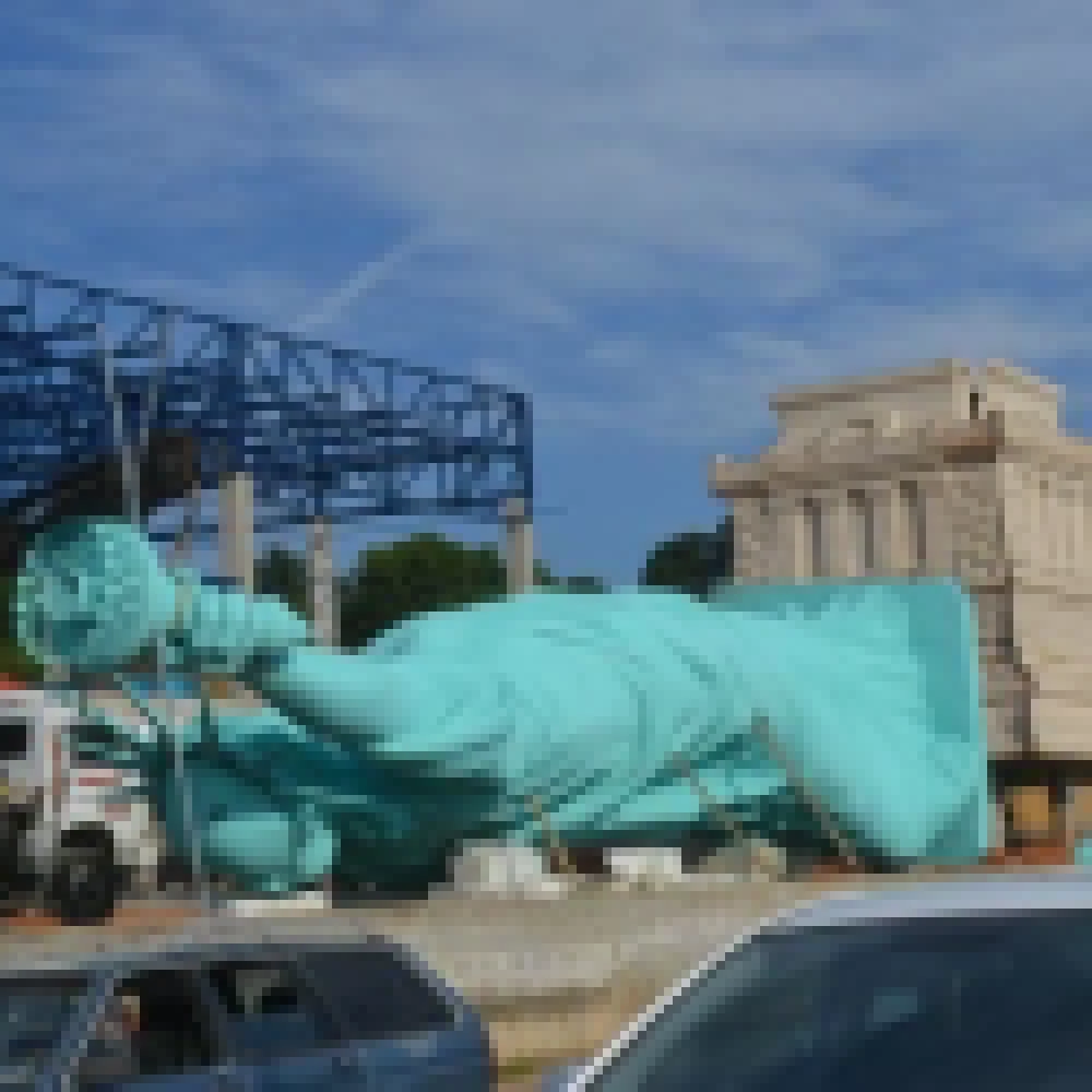 RÃ©plica da EstÃ¡tua da Liberdade chama a atenÃ§Ã£o na Zona Norte